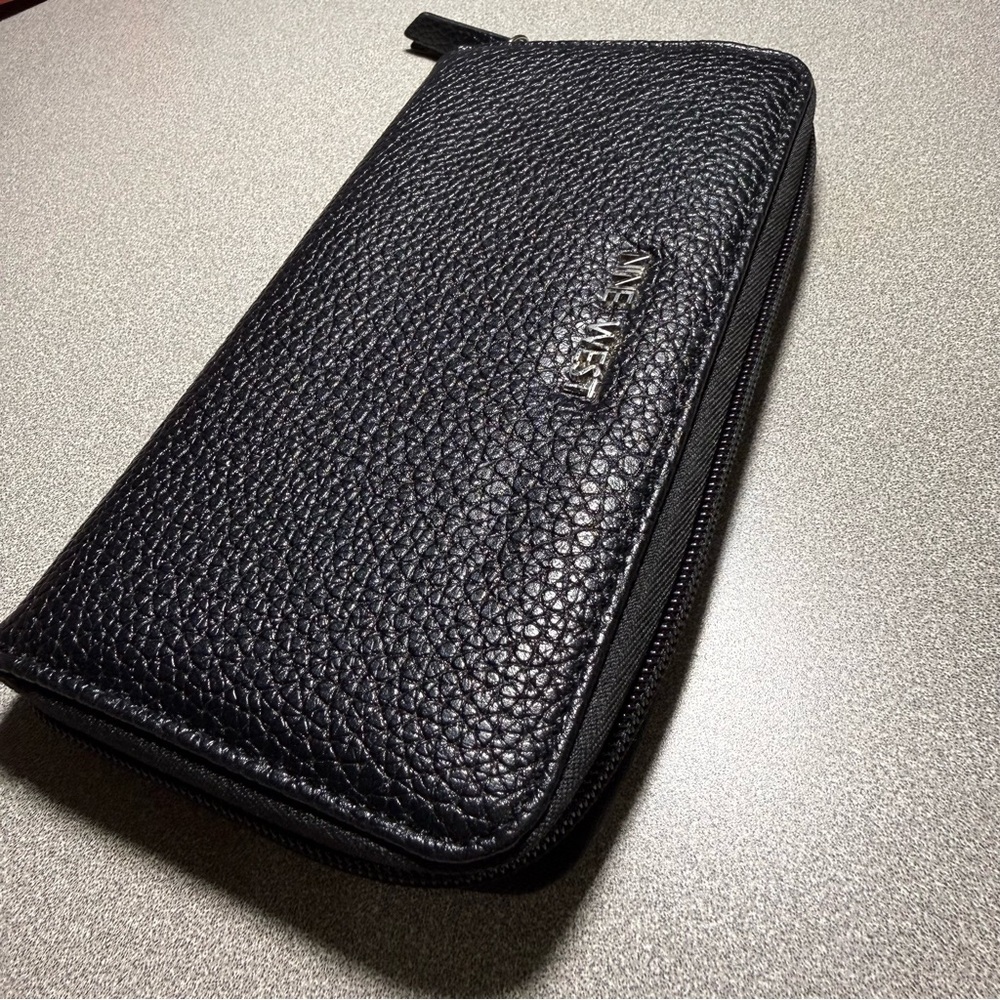 Nine West Black Pebbled Long Zip Around Wallet NEW (M1) - Picture 4 of 11